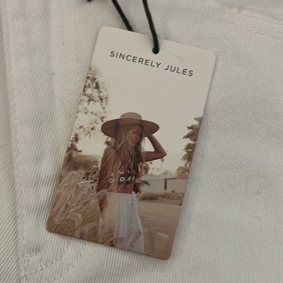 NWT Sincerely Jules Super High Rise White Distressed Mom Jeans Size 9/29 - Picture 2 of 12